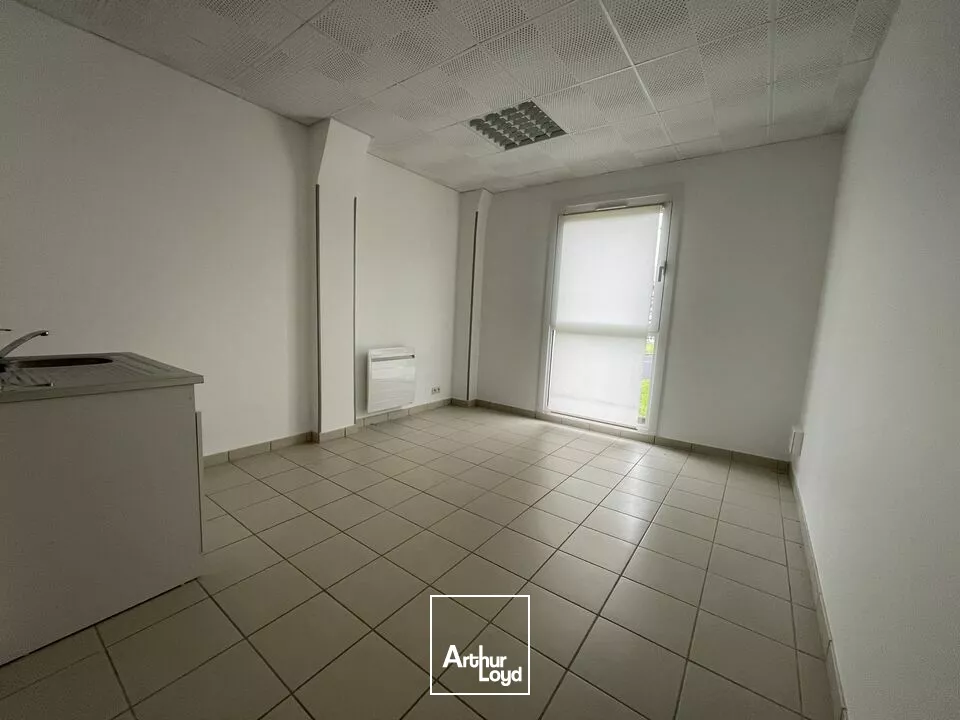 SAINT ROMAIN DE COLBOSC - centre ville A louer très beau bureaux de 50 m2 accessible PMR avec parkings