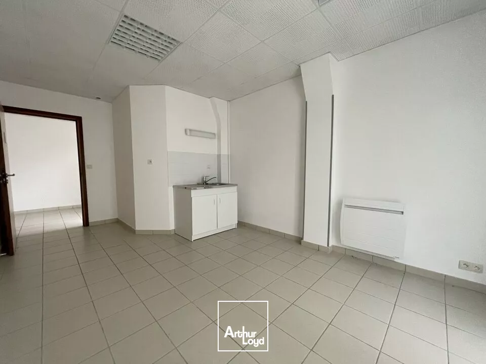 SAINT ROMAIN DE COLBOSC - centre ville A louer très beau bureaux de 50 m2 accessible PMR avec parkings