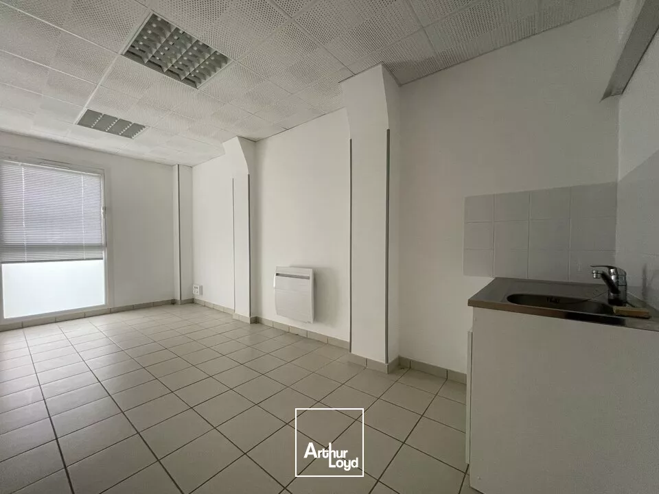 SAINT ROMAIN DE COLBOSC - centre ville A louer très beau bureaux de 50 m2 accessible PMR avec parkings