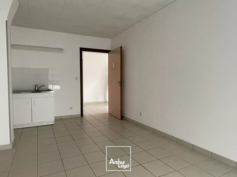 SAINT ROMAIN DE COLBOSC - centre ville A louer très beau bureaux de 50 m2 accessible PMR avec parkings