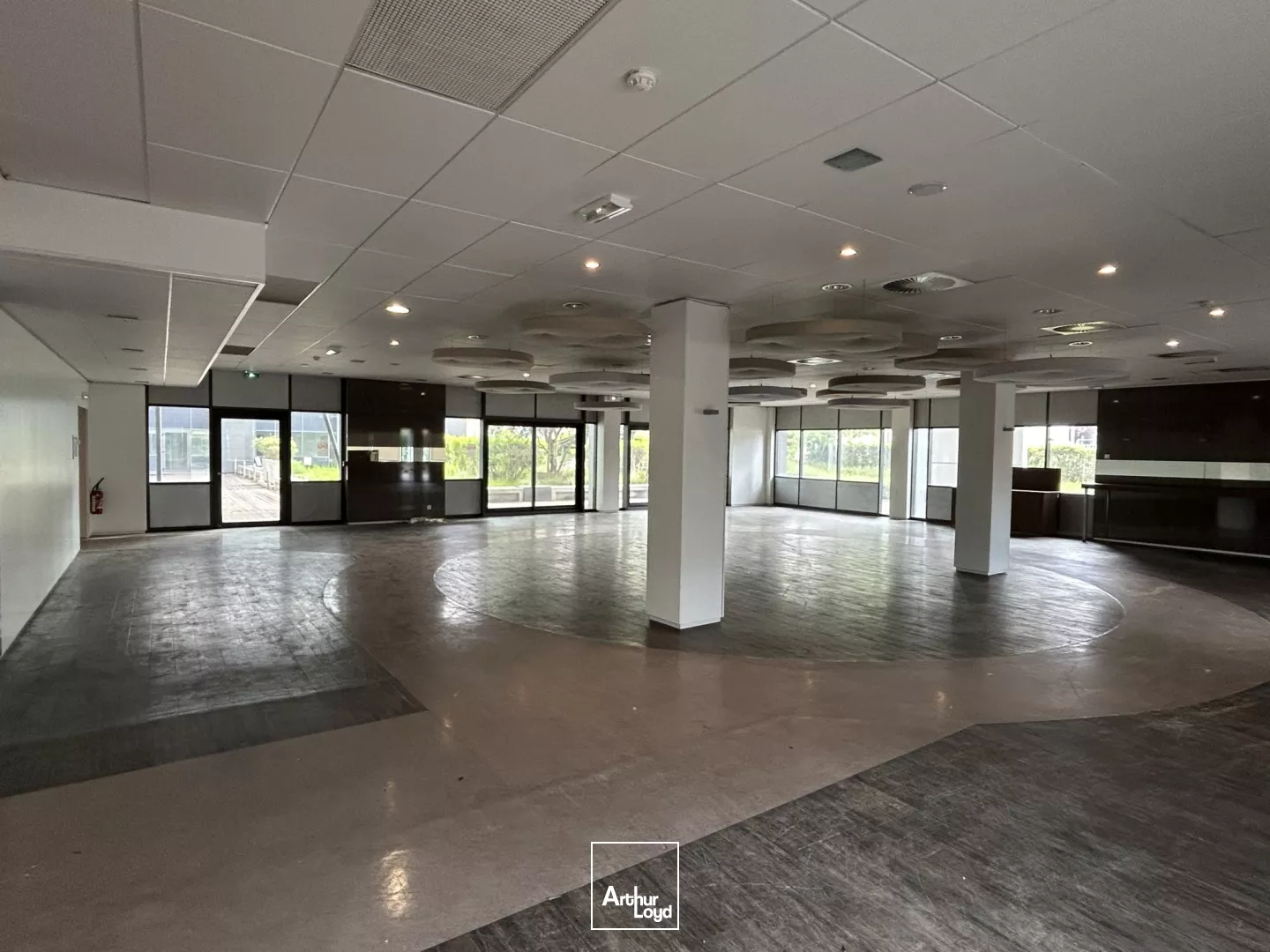 Espaces de bureaux fonctionnels - Nombreux services - Quartier dynamique - Au pied du RER C