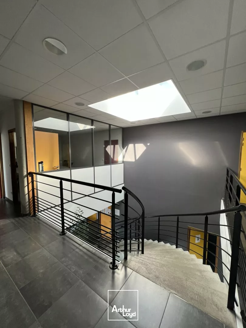 VALENCE Sud, ZA de Clairac, à vendre immeuble de bureaux récent 2 niveaux - Grand parking - Terrain paysagé