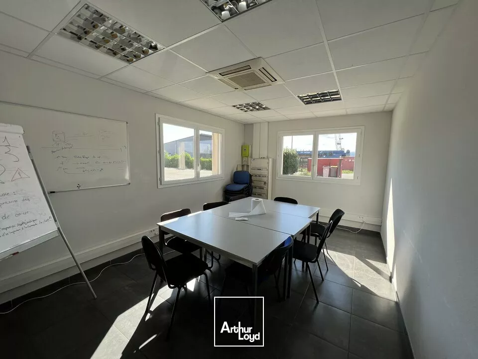 VALENCE Sud, ZA de Clairac, à vendre immeuble de bureaux récent 2 niveaux - Grand parking - Terrain paysagé