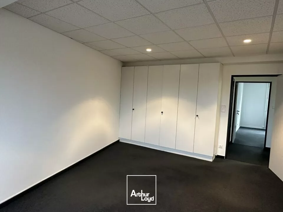 BUREAUX à LOUER de 403.57 m²