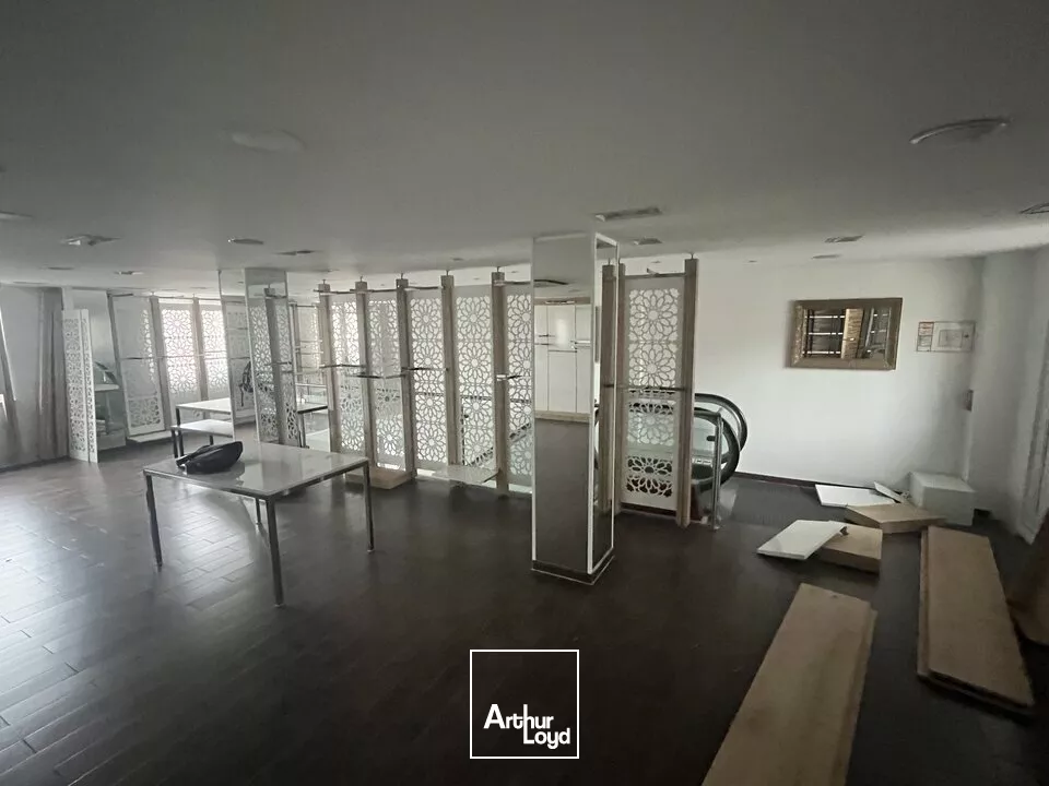 LOCAL COMMERCIAL à LOUER de 293 m²