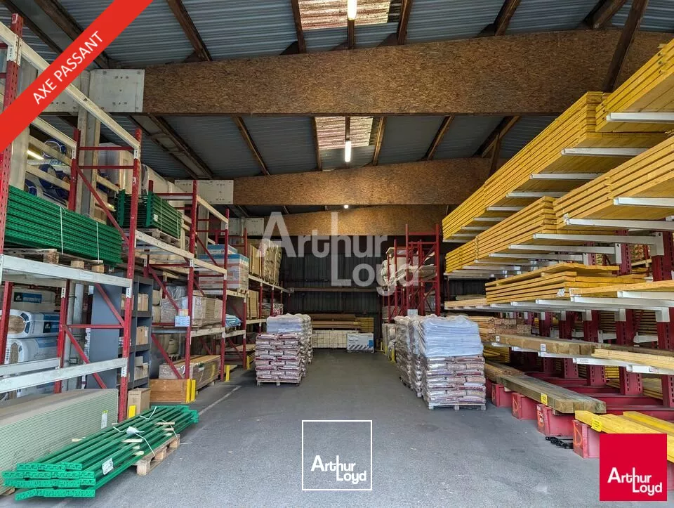 Bel emplacement visible et facilement accessible à Vitré, avec un grand foncier !