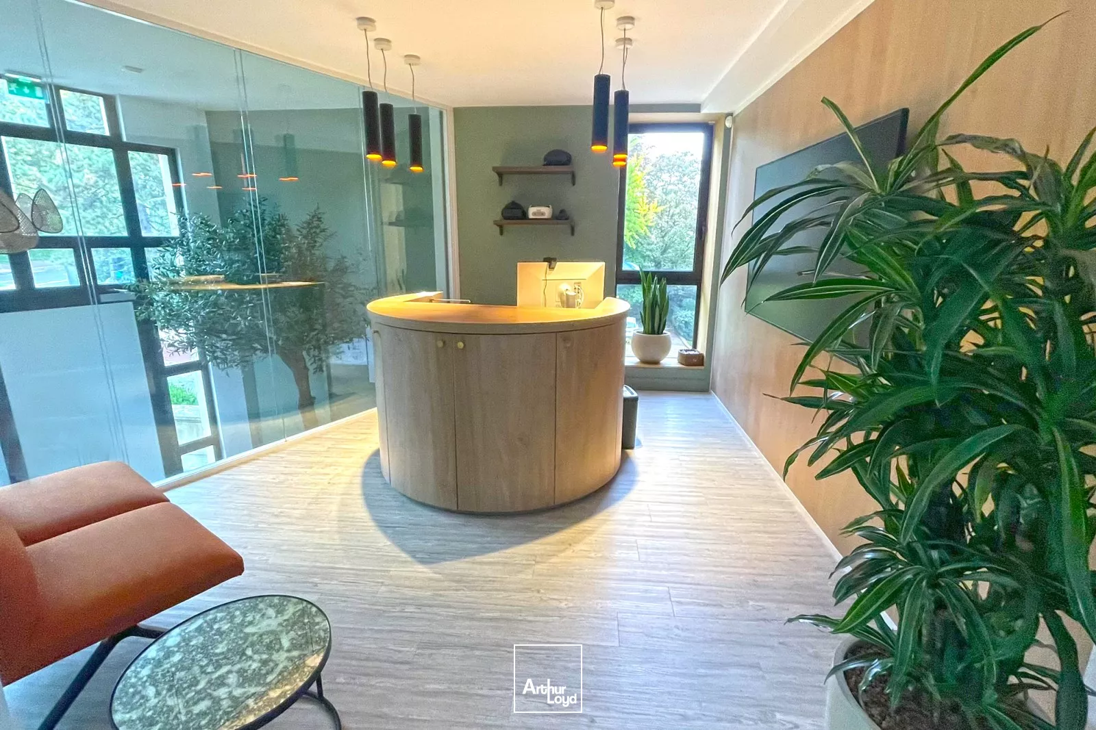 Immeuble indépendant avec terrasse en dernier étage, à louer au coeur de Suresnes