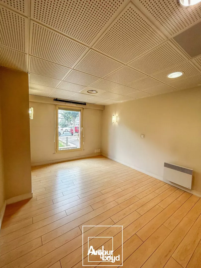 Arthur Loyd vous propose à toute proximité de l'hôpital, au rez-de-chaussée d'un immeuble des années 2000, un plateau de 190m2.