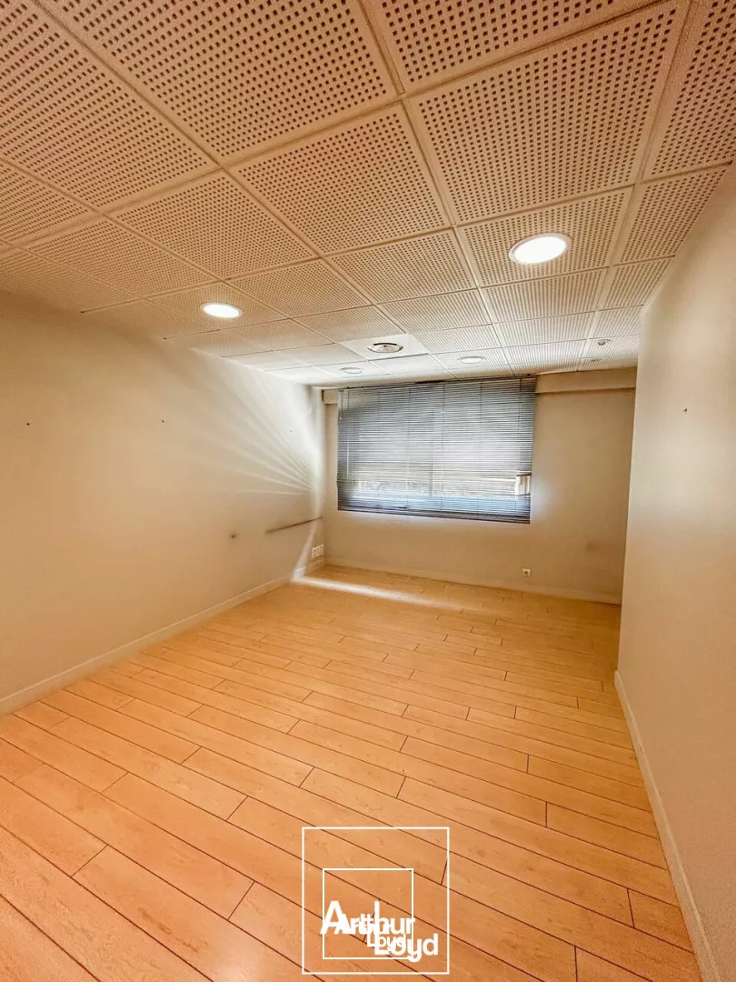 Arthur Loyd vous propose à toute proximité de l'hôpital, au rez-de-chaussée d'un immeuble des années 2000, un plateau de 190m2.