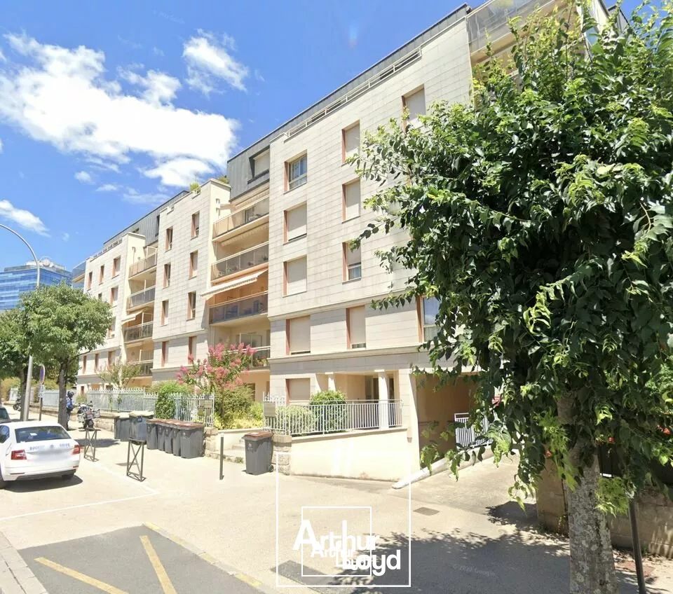 Arthur Loyd vous propose à toute proximité de l'hôpital, au rez-de-chaussée d'un immeuble des années 2000, un plateau de 190m2.