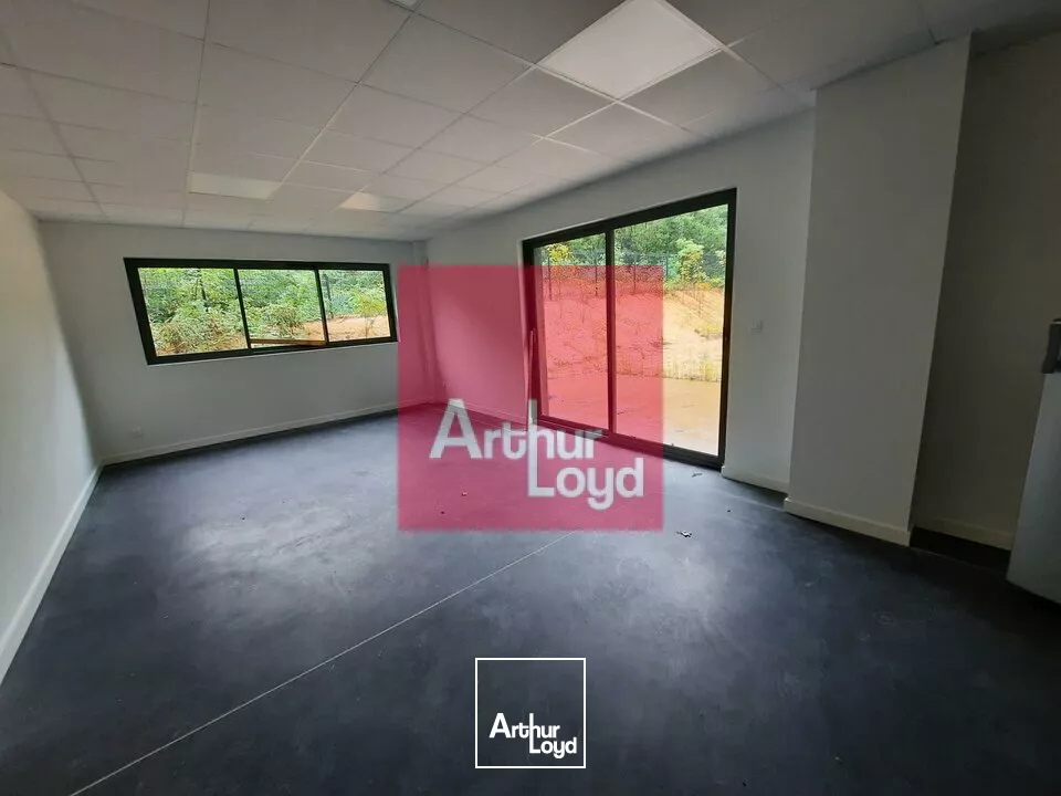 LEZOUX A LOUER LOCAL ACTIVITE 696 M² - PARCELLE 3600 M² - BATIMENT NEUF
