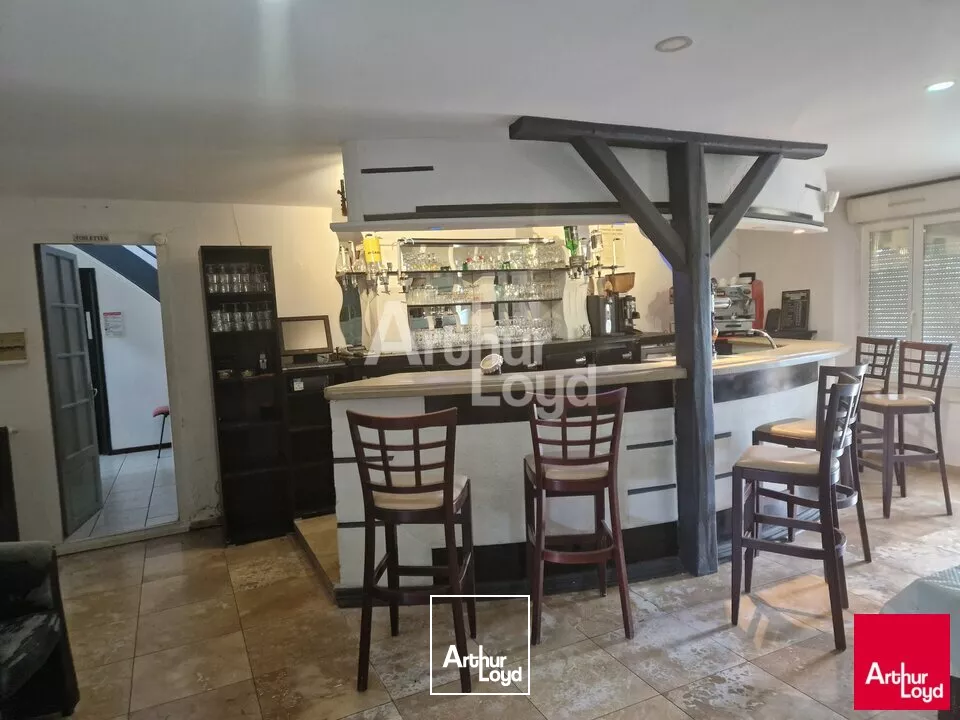 LA VILLE AUX CLERCS - LOCATION LOCAL COMMERCIAL DE 285 M² - AXE PASSANT