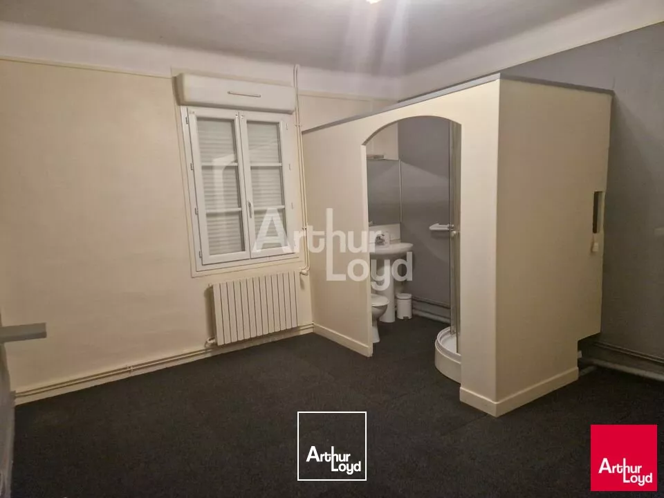 LA VILLE AUX CLERCS - LOCATION LOCAL COMMERCIAL DE 285 M² - AXE PASSANT