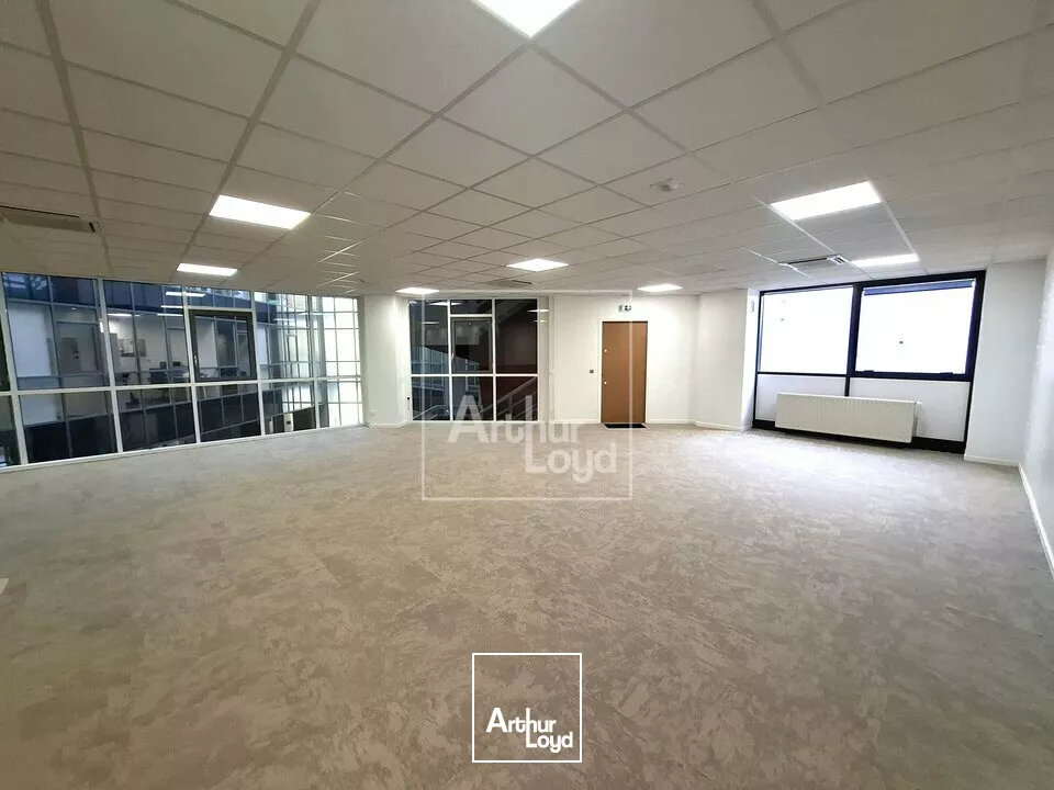 Bureaux entièrement rénovés et proches toutes commodités à louer