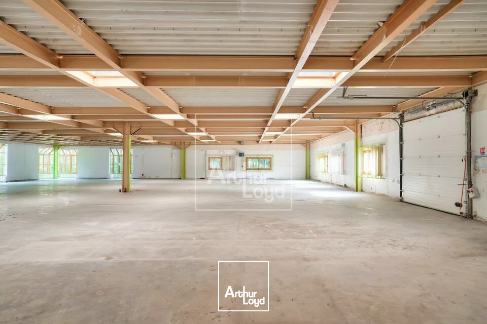 Locaux d'activité à louer dans un Parc verdoyant style 