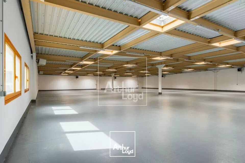 Locaux d'activité à louer dans un Parc verdoyant style 