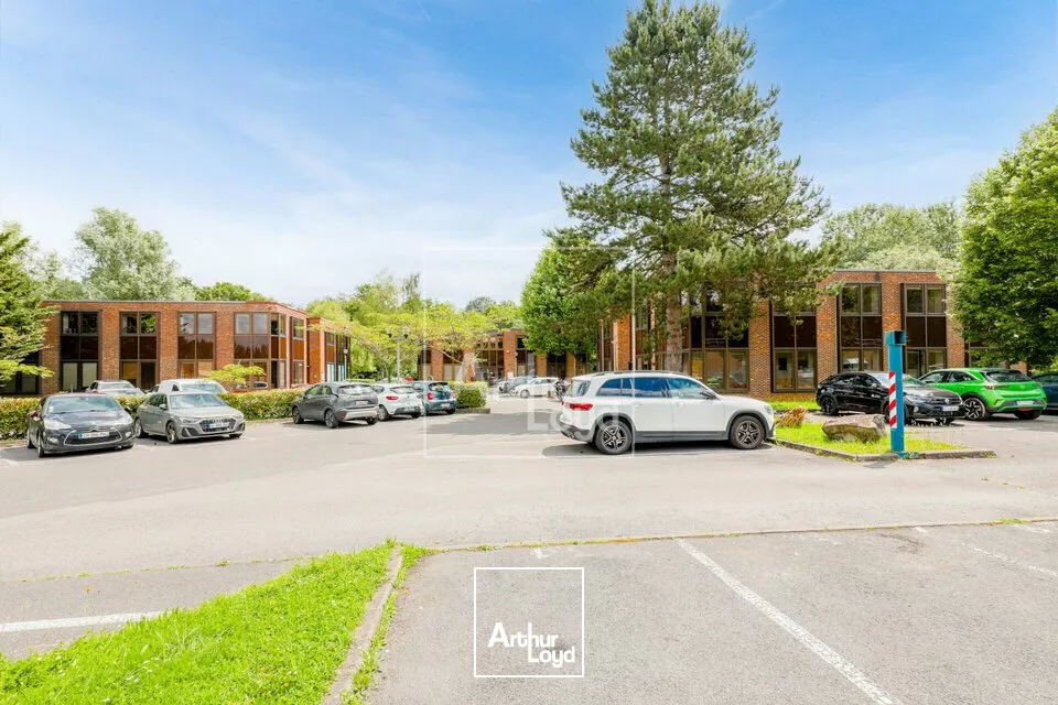Locaux d'activité à louer dans un Parc verdoyant style 