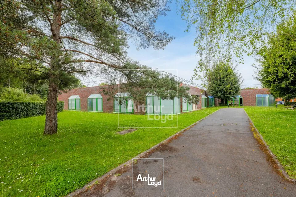 Locaux d'activité à louer dans un Parc verdoyant style 