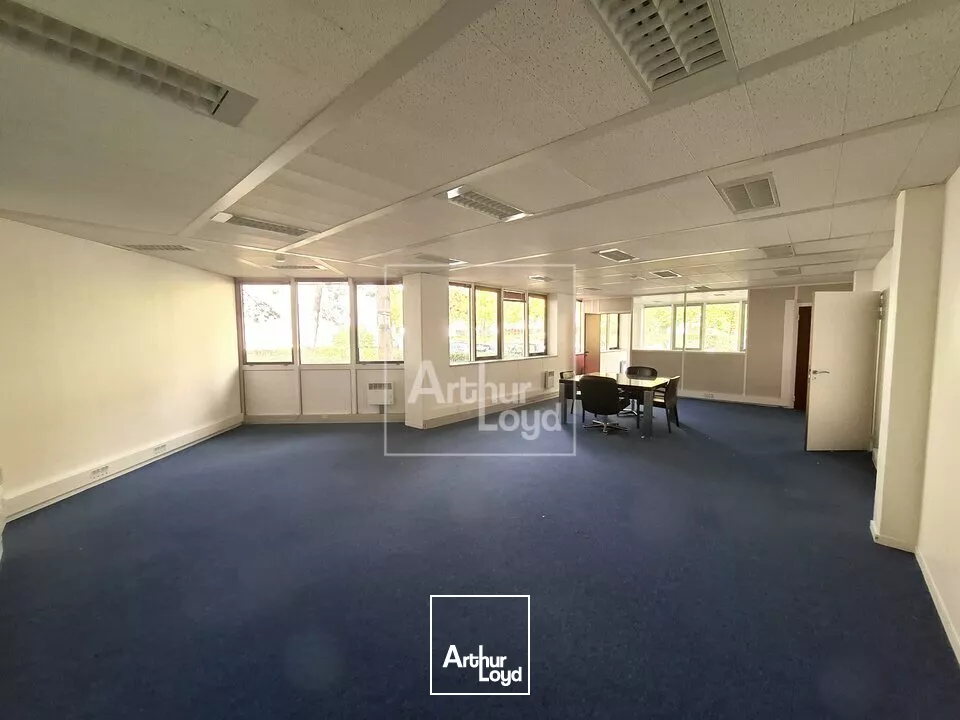 A la location bureaux en rez de chaussée 