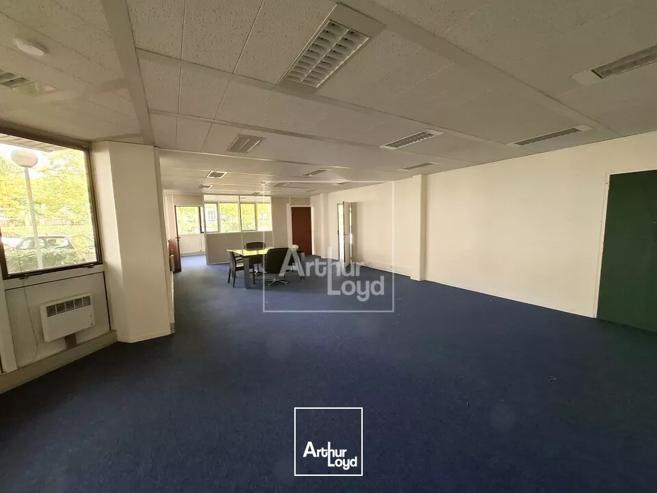 A la location bureaux en rez de chaussée 