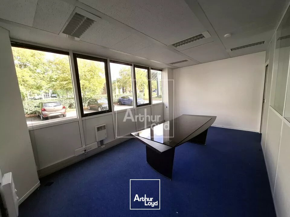 A la location bureaux en rez de chaussée 