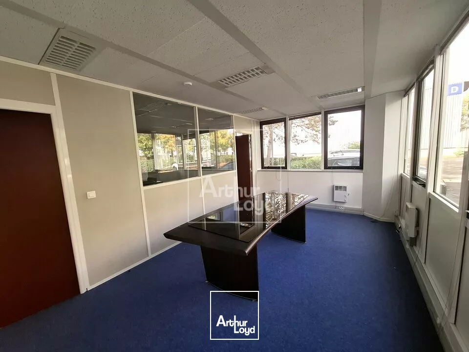 A la location bureaux en rez de chaussée 