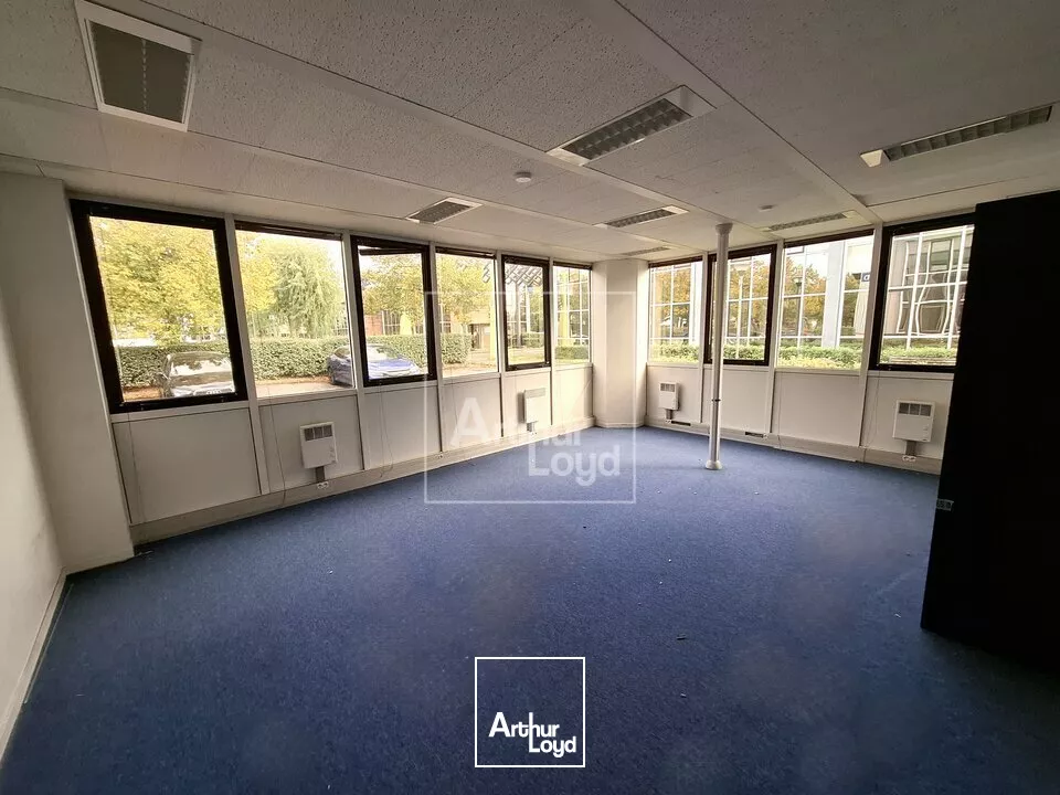 A la location bureaux en rez de chaussée 