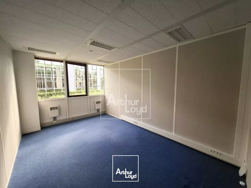 A la location bureaux en rez de chaussée 