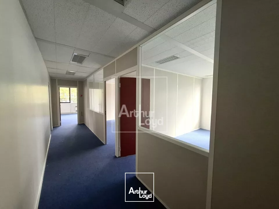 A la location bureaux en rez de chaussée 