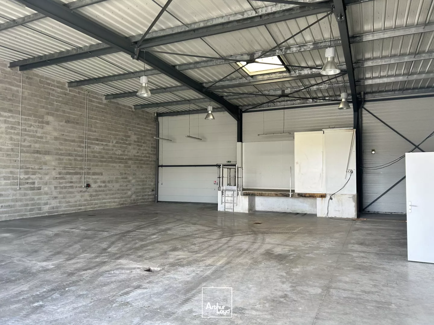 Cellule d'activités de 300 m² sur un foncier clos à louer au Barp 