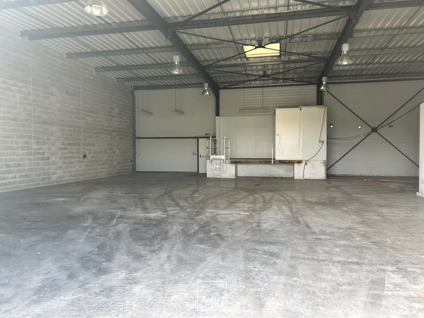 Cellule d'activités de 300 m² sur un foncier clos à louer au Barp 