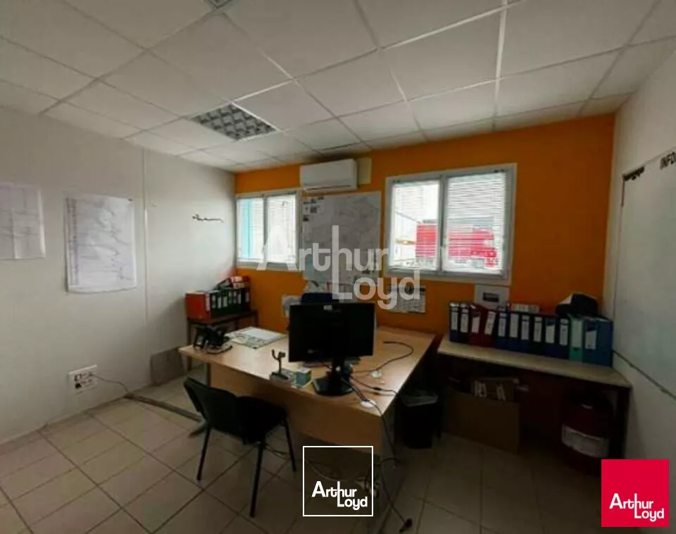 SAINT JEAN DE LINIÈRES LOCAL D'ACTIVITÉ AVEC BUREAUX 550 m² A LOUER