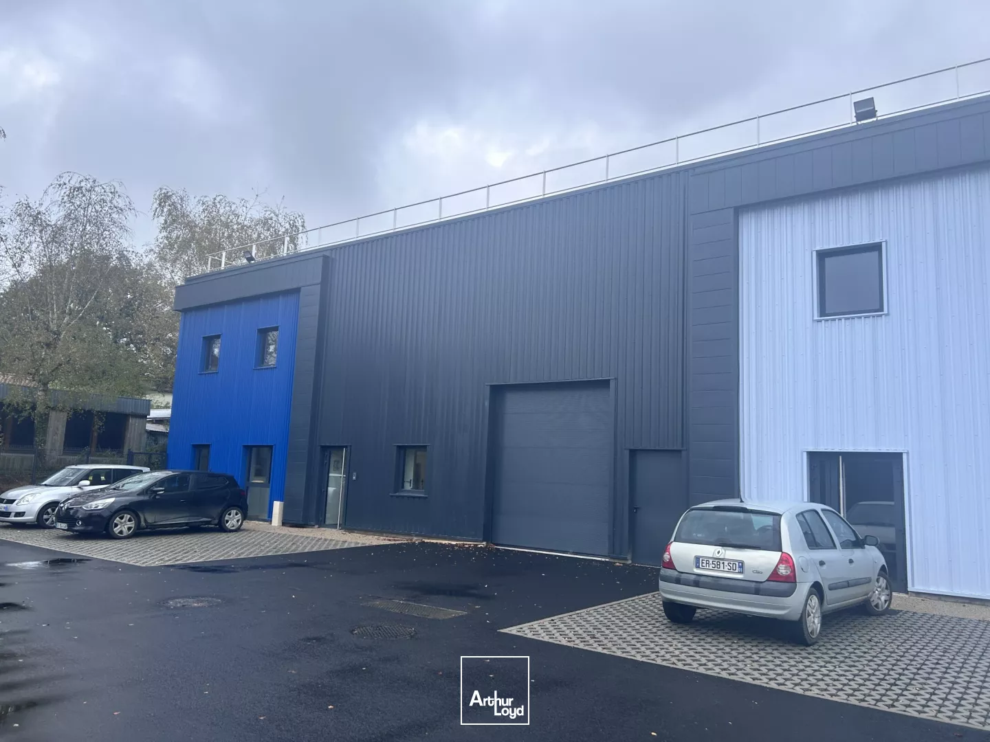 A vendre/à louer à proximité de Bourg en Bresse, locaux d'activité, à partir de 210 m2