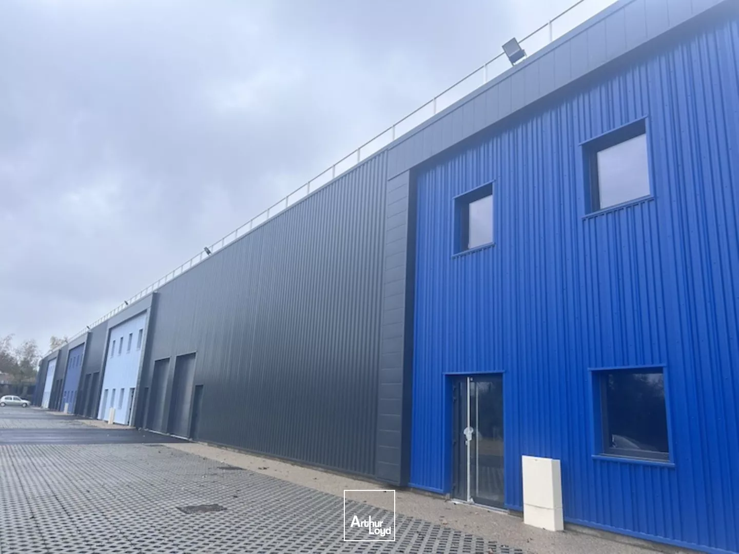 A vendre ou à louer à proximité de Bourg en Bresse, 210 m2 d'activité ou de stockage