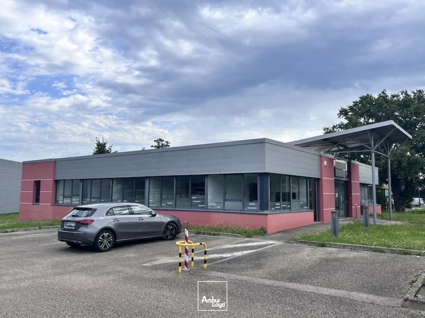 A vendre - Bourg en Bresse - Norelan - Bâtiment indépendant avec parkings