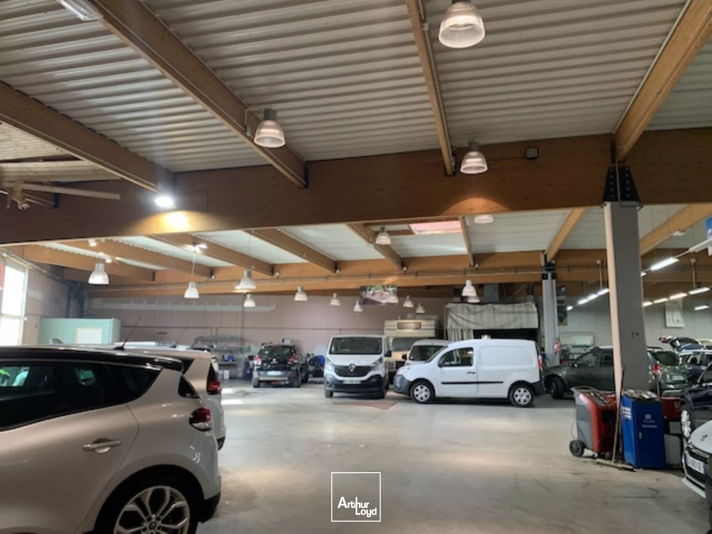 VIRIAT : Local d'activité ou de stockage de 1300 m2 à vendre ou à louer