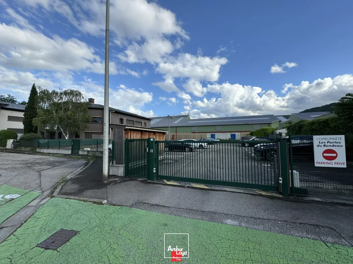 BUREAUX A LOUER SEYSSINS PROCHE DU RONDEAU AVEC PARKING FERME SECURISE