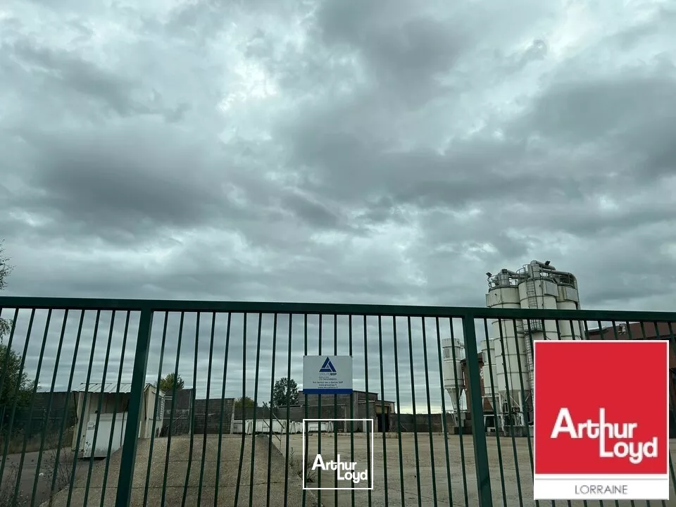 ENTREPOT - ATELIER à VENDRE de 11383 m²