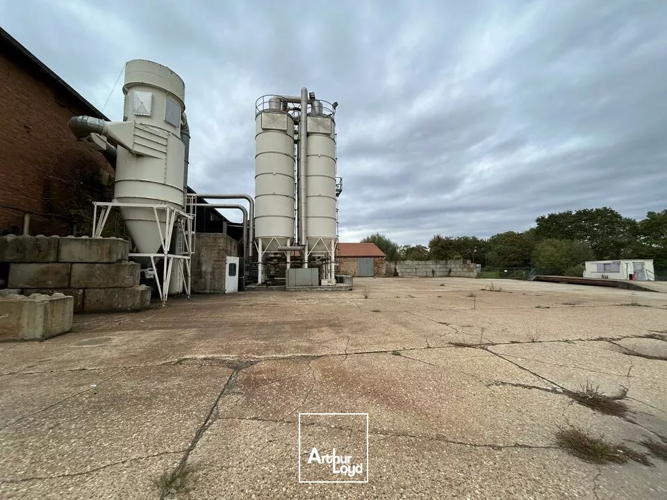 ENTREPOT - ATELIER à VENDRE de 11383 m²