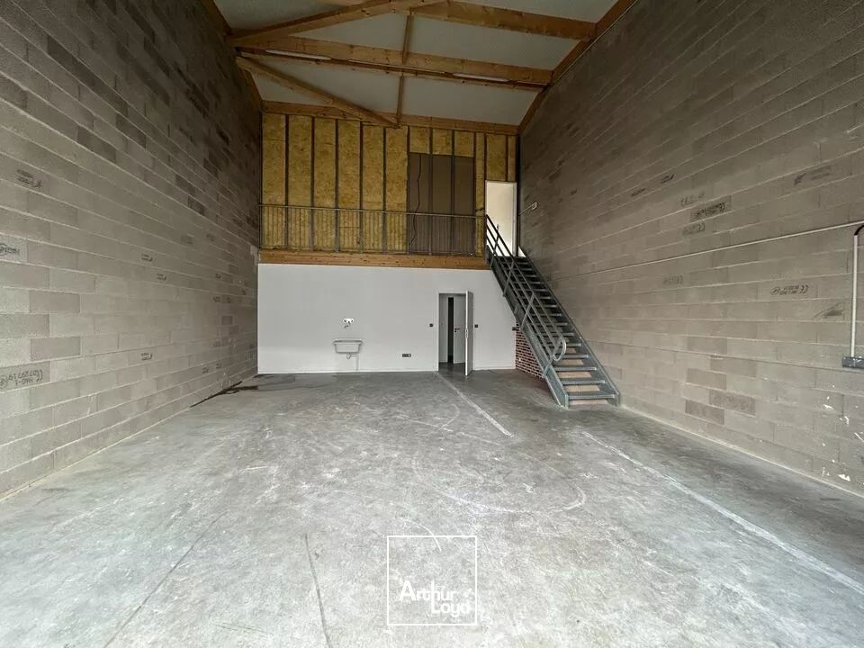 LOCAL D'ACTIVITE - ENTREPOT à LOUER de 145 m²