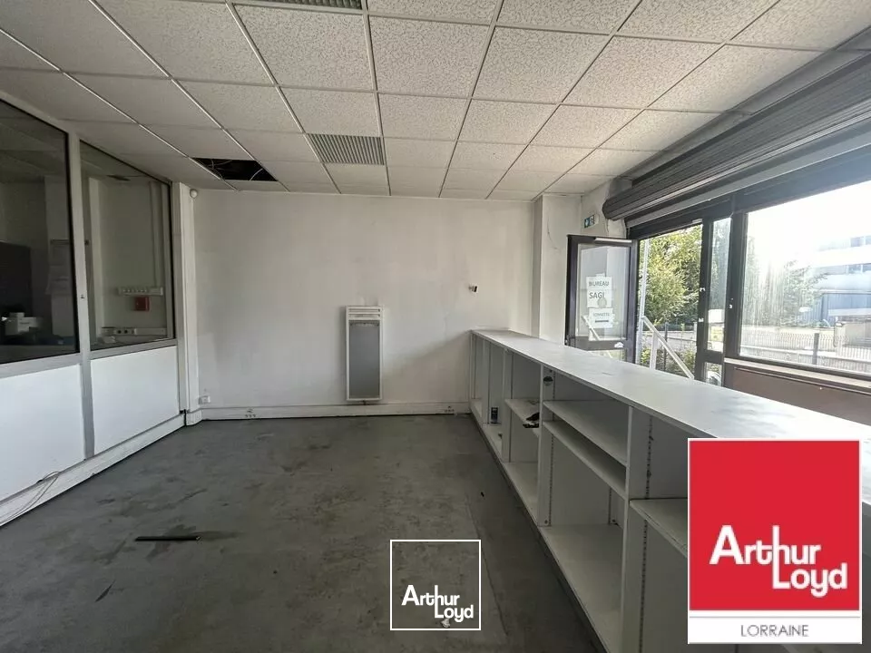 LOCAL D'ACTIVITE - ENTREPOT à LOUER de 1900 m²