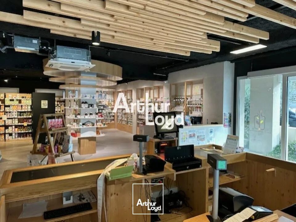 Rare - A louer locaux commerciaux 430 m² - Mandelieu la Napoule - Axe très passant