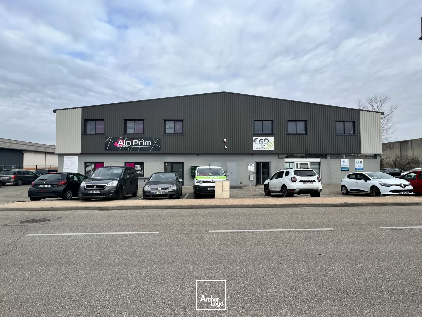 BOURG EN BRESSE - SPECIAL INVESTISSEUR - LOCAUX D'ACTIVITÉ LOUES BAIL LONG TERME