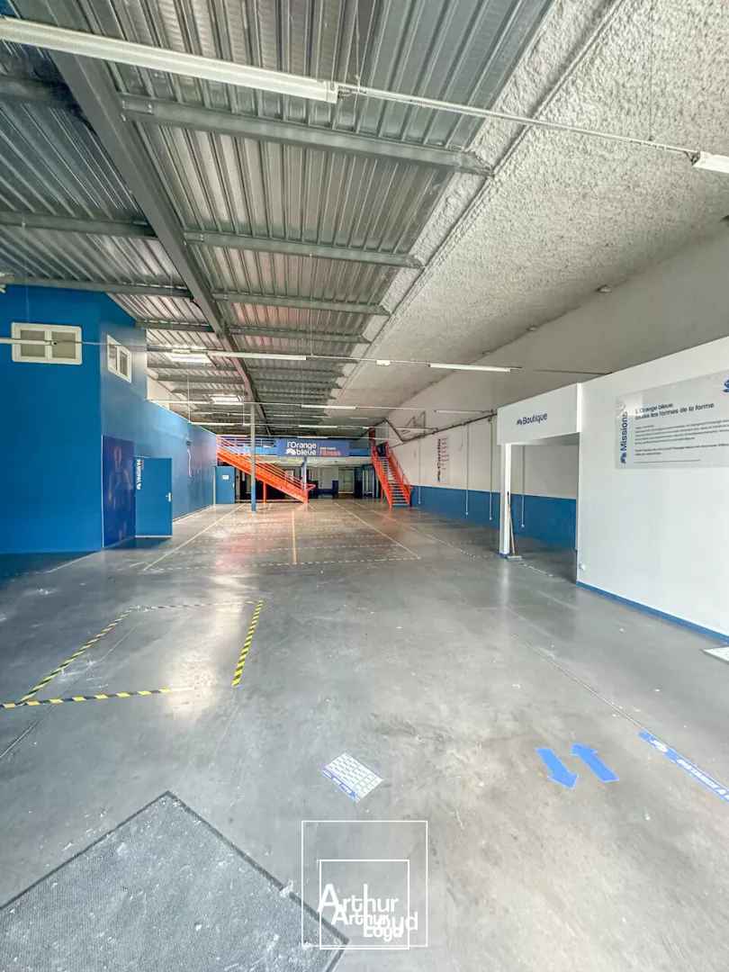 Cellule commerciale de 600 m² à louer, parfaitement équipée et immédiatement disponible ZAC Malemort