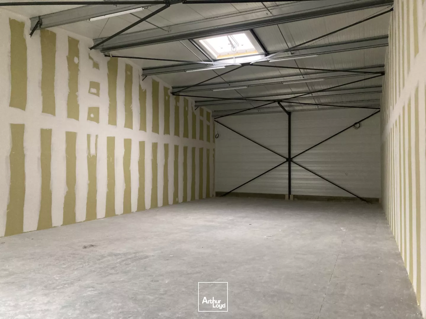 Location cellule d'activité 420 m² environ à Bordeaux, visibilité optimale et accès rapide rocade