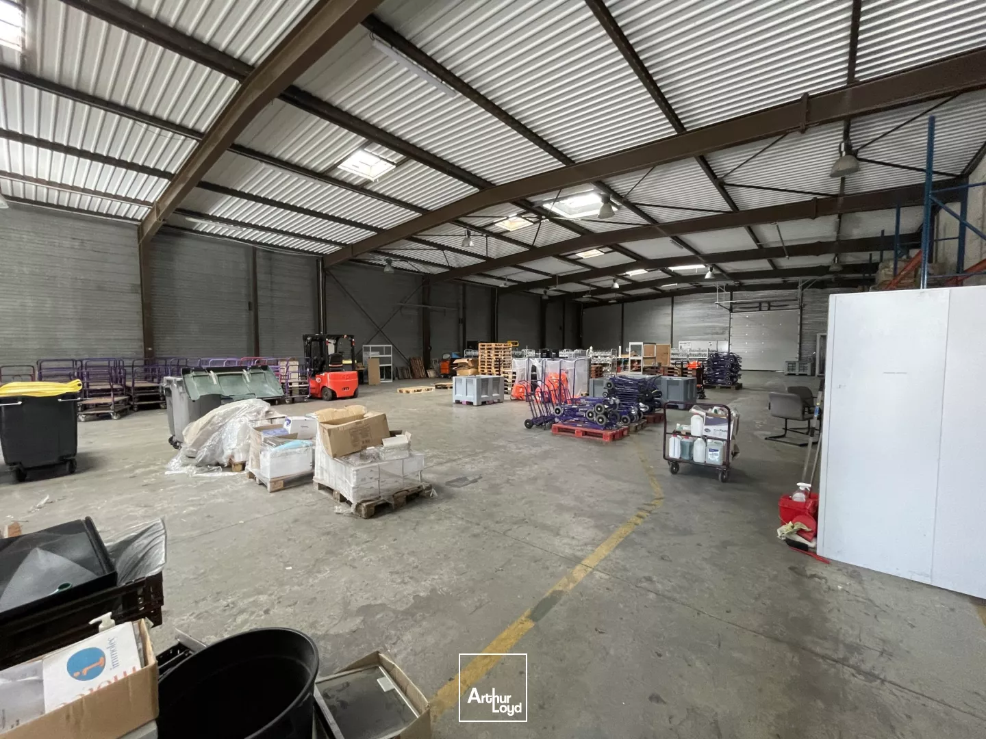 Locaux d'activités à louer - 1600 m2 - Axe direct autoroute