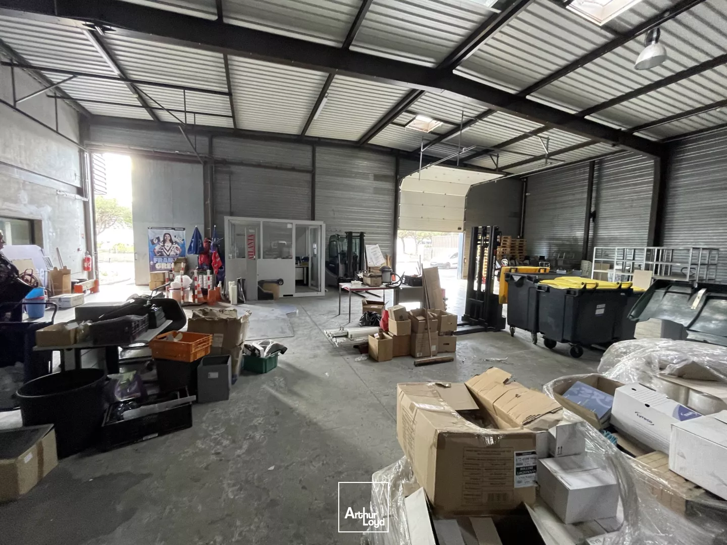 Locaux d'activités à louer - 1600 m2 - Axe direct autoroute