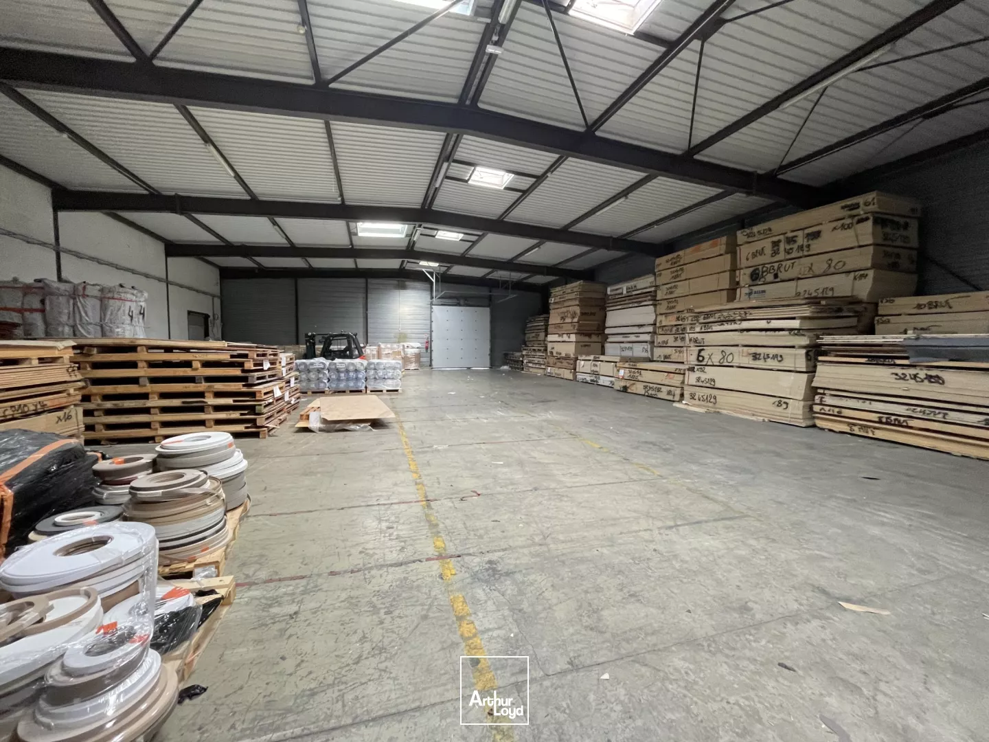 Locaux d'activités à louer - 1600 m2 - Axe direct autoroute