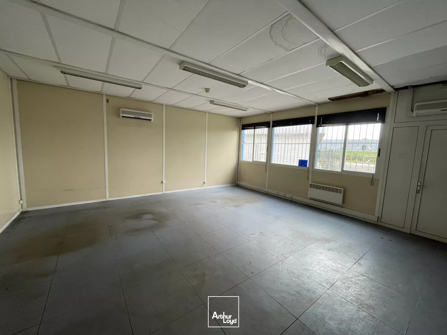 Locaux d'activité à vendre à SYLVAINS LES MOULINS 27240