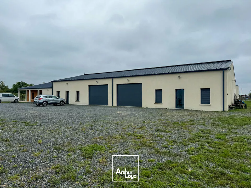 AMBOISE CHARGE - A VENDRE 3 LOCAUX D'ACTIVITES - TERRAIN CLOS DE 1 900 M²